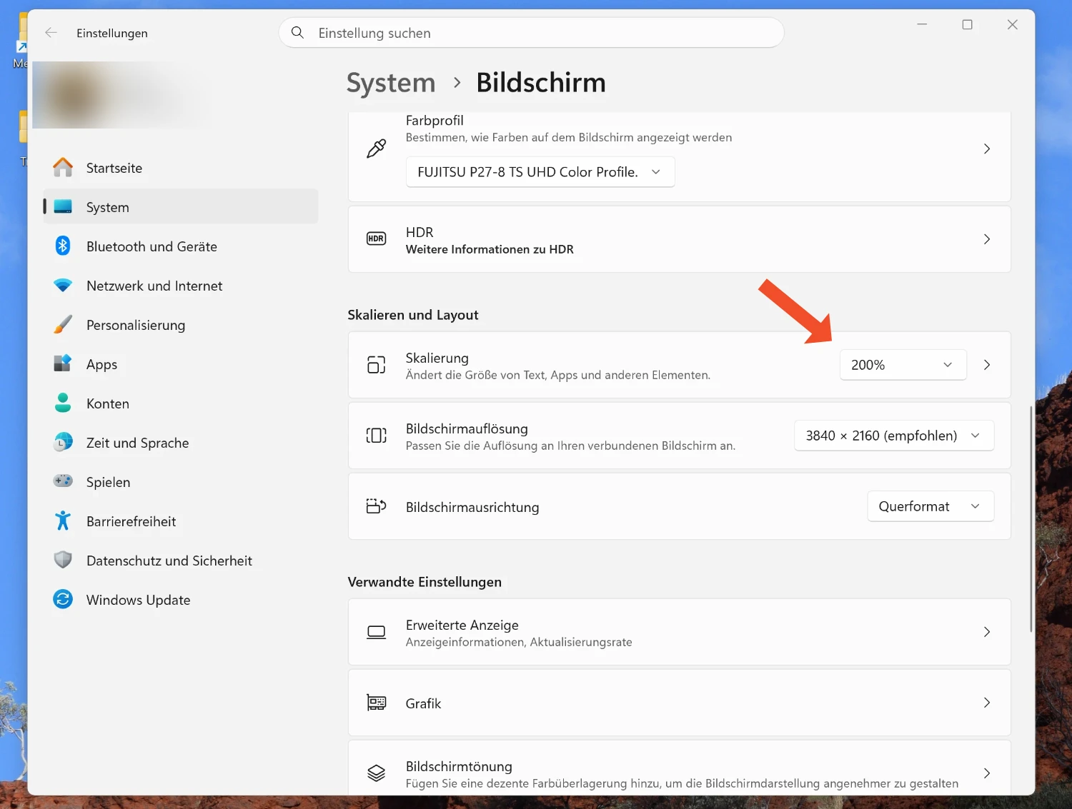Windows-11-Einstellungen unter System > Bildschirm: Ein orangefarbener Pfeil zeigt auf die Skalierung von 200 %. Die Bildschirmauflösung beträgt 3840 × 2160 Pixel.